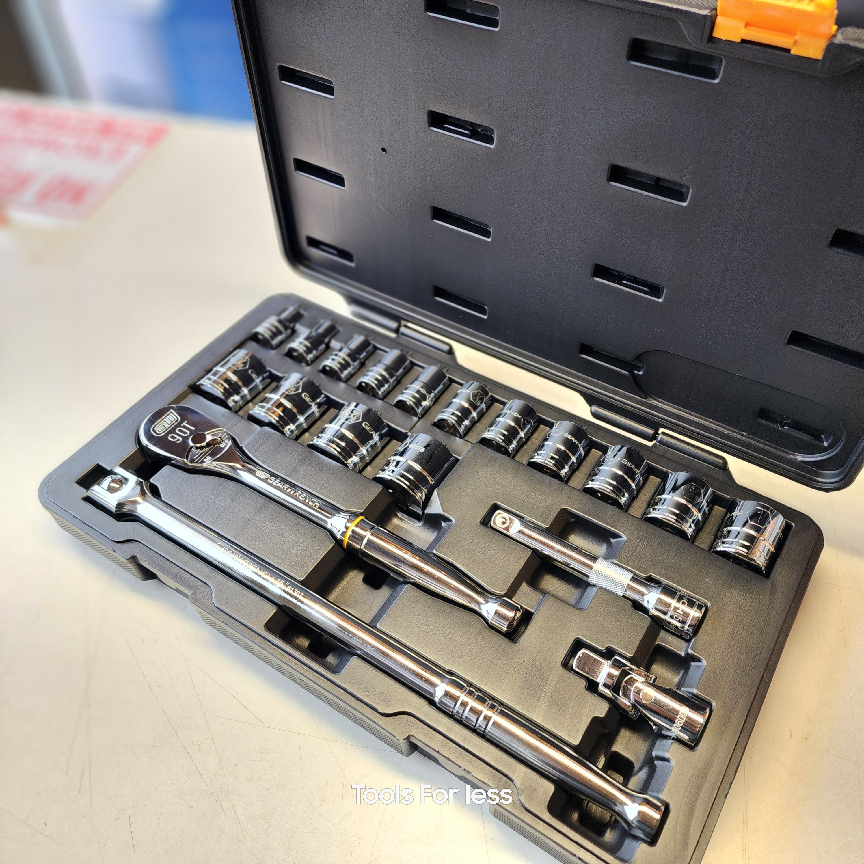 1/2 in Drive 6-Point Standard SAE Ratchet and Socket 1/2 in Drive 6-Point Standard SAE Ratchet and Socket